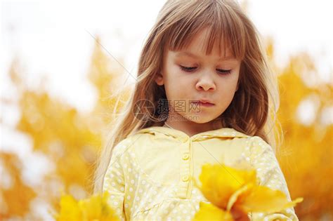 秋天的孩子女儿童年女孩树叶女性季节性育儿衣服黄色公园高清图片下载-正版图片321173362-摄图网