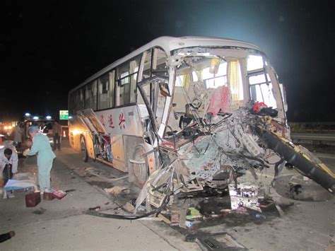 南梧高速发生客车追尾 事故造成一死五伤
