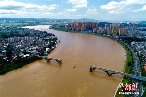 广东河源紫金桥发生坍塌 2辆小车落水