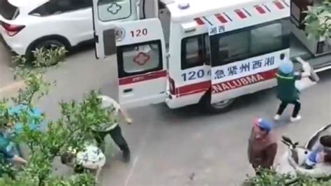官方通报湖南儿童从17楼坠落：系爬窗时不慎坠下，正在救治中_手机新浪网