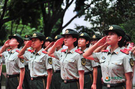 特战女兵退伍记录：向国旗敬最后一个军礼 - 中国军网