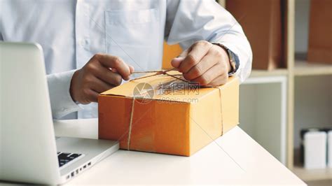 商店中未经承认的卖方人包装箱产品邮件信使高清图片下载-正版图片307910161-摄图网