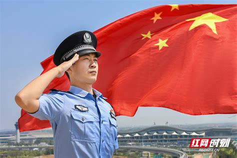 骑电动车下班被撞，头盔飞出10米远！这个致命坏习惯很多人都有