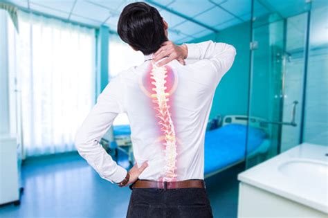 背部疼痛的原因有哪些 引起背痛的五大元凶_查查吧
