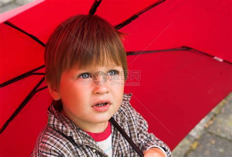 带伞的男孩操场童年花园逗乐多云幼儿园天气细雨粉红色高清图片下载-正版图片321319983-摄图网
