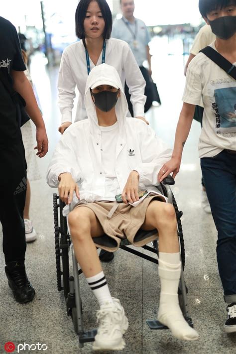 罗云熙拍戏受伤坐轮椅坚持“上班” 身材消瘦惹人心疼_凤凰网