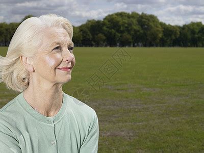老年女人,在之间,足,70多岁,80岁以上,韧带,水平画幅,高视角,腿,拇趾囊肿胀摄影素材,汇图网www.huitu.com