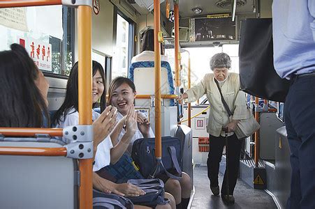 公交车上捡到五岁娃 驾驶员报警1小时找到家人 - 青岛新闻网