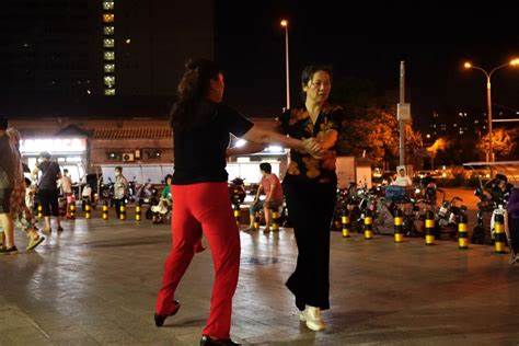 彝族舞蹈简单易学三分钟(彝族舞蹈慢动作教程)