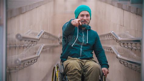 坐在轮椅上的残疾男子高清图片下载-正版图片503866755-摄图网