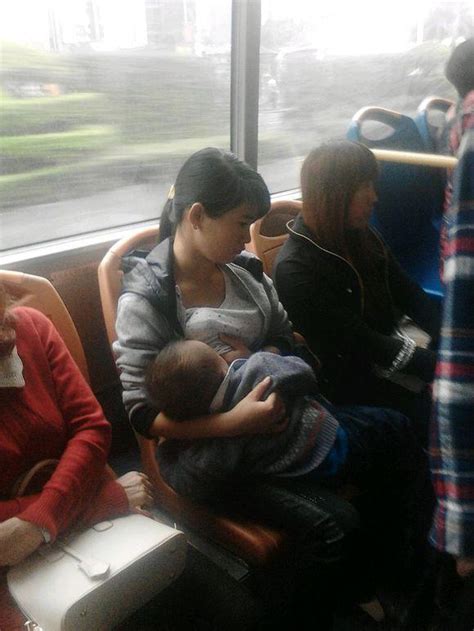 年轻妈妈在公交车上哺乳被这样对待，妈妈们都要看下