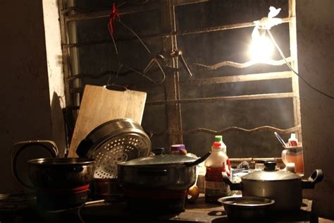 灯光下破旧的房间厨房餐具高清图片下载_红动中国