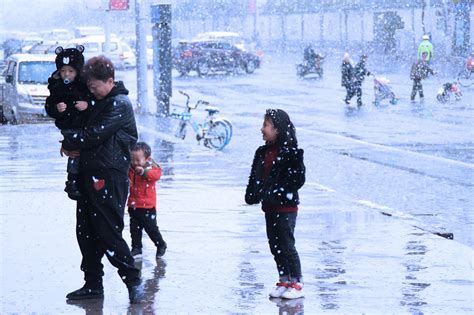 武汉降下今冬首场大雪