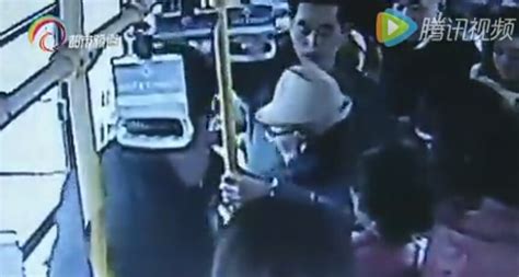 男子在公交车上主动给孕妇让座，随后将她拽起，乘客却拍手叫好！|道德绑架|公交车|孕妇_新浪新闻
