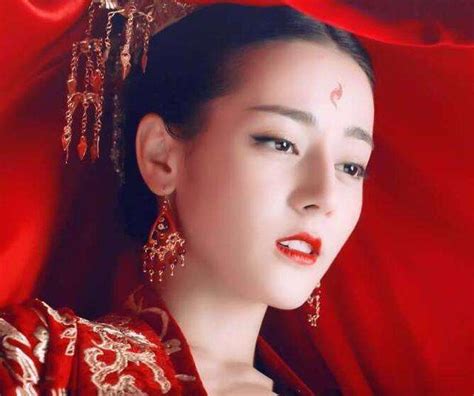 网曝肖战、迪丽热巴取代杨紫李易峰出演《镜双城》，有人期待吗？