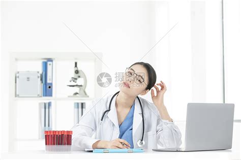 女性医生办公室工作记劳累辛苦高清图片下载-正版图片501563662-摄图网