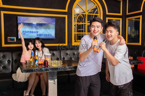ktv唱歌图片