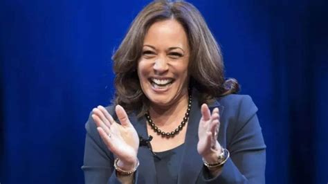 民主党副总统候选人哈里斯上节目频繁大笑，特朗普：“她有病吗”_凤凰网