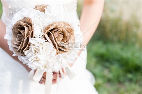新娘手里拿着婚礼花束高清图片下载-正版图片504838803-摄图网