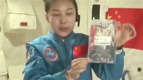 回顾我国女航天员王亚平太空授课，水滴在太空中原来是这样的！_腾讯视频
