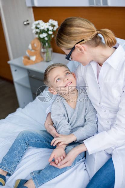 女医生和微笑的男孩在医院里互相看着对高清图片下载-正版图片502711487-摄图网
