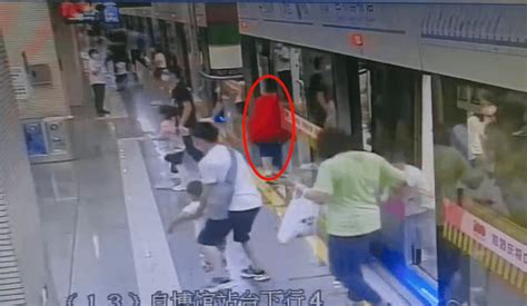 【暑期出行提醒】儿童乘坐地铁注意三个“脚下安全”_站台