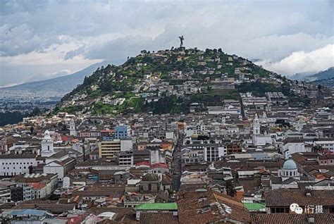 厄瓜多尔 - 暮色中的面包山和老城区，厄瓜多尔基多 - 必应高清壁纸——美好，从辞洋开始！