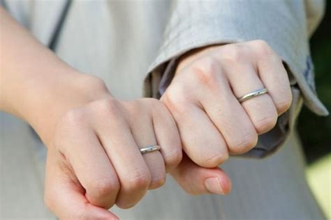 恋爱中戒指戴哪个手指 男女结婚戒指的正确戴法_婚庆知识_婚庆百科_齐家网