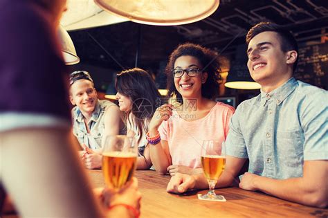 人,休闲,友谊沟通的群快乐的微笑的朋友酒吧酒吧喝啤酒聊天高清图片下载-正版图片300589207-摄图网