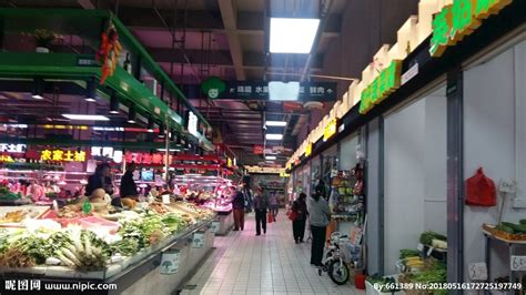 菜市场-花瓣网|陪你做生活的设计师 | 在济南菜市场，睡着在摊位里的小贩。