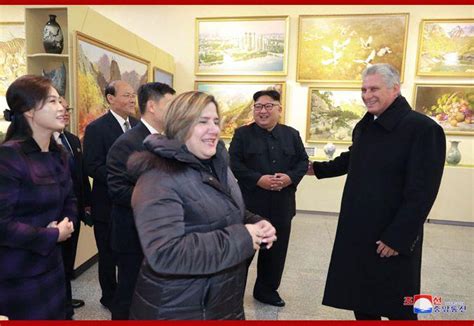 古巴领导人兴奋参观朝鲜版"798"！金正恩夫妇陪同