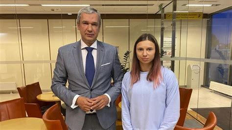 拒绝回国的白俄罗斯女运动员飞抵波兰 与反对派政治人物合影_凤凰网
