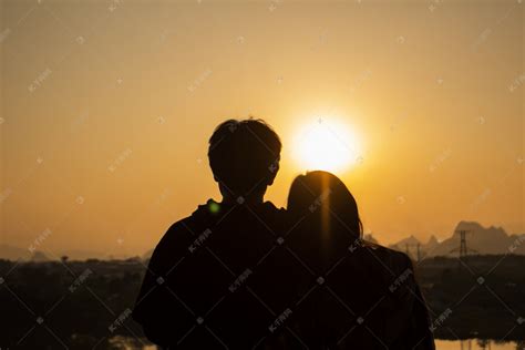 夕阳下肩靠肩的情侣高清摄影大图-千库网