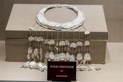 大而厚重的苗族银饰可以有多惊艳_珠宝学院_MEMORA/诗普琳
