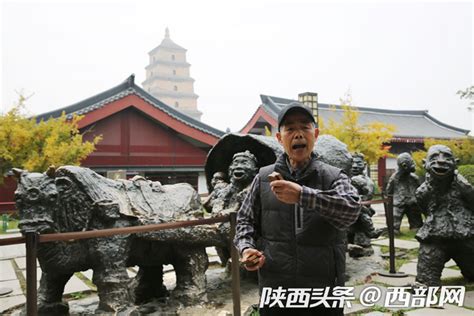 视频|西安大雁塔旁的晨练 75岁老人打起竹板说《关中多怪》 - 西部网（陕西新闻网）