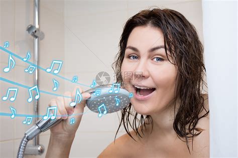 有趣的快乐女人在淋浴高清图片下载-正版图片507548929-摄图网
