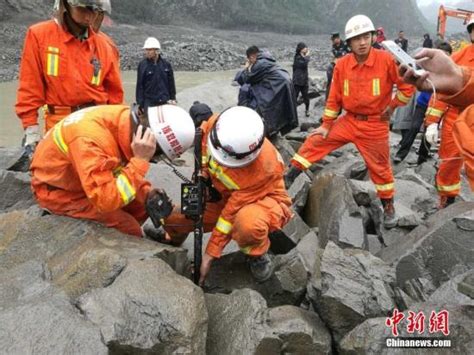 四川茂县山体垮塌确认120余人被掩埋 超千人正在救援|地震|茂县|阿坝州_新浪新闻