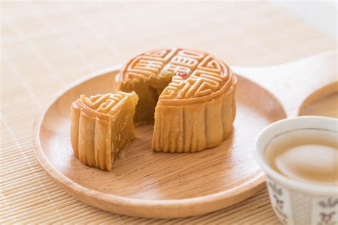 木板上的新鲜月饼八月十五中秋节月饼中秋节图片下载 - 觅知网