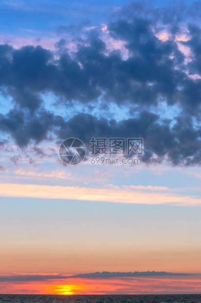 满太阳日落时的紫色天空日出时的粉紫色云日落时的紫色天空戏剧图片素材-正版创意图片307697351-摄图网