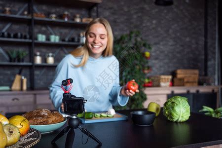 年轻迷人的瑞典女人在家厨房做饭高清图片下载-正版图片506744332-摄图网