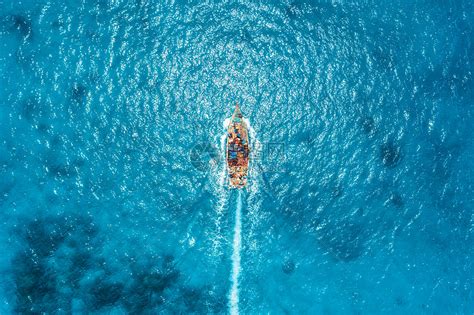 夏天阳光明媚的日子,透明的蓝色水中俯瞰渔船非洲桑给巴尔印度洋漂浮船的无人驾驶飞机上俯瞰景观与游艇清澈的大海海高清图片下载-正版图片 ...