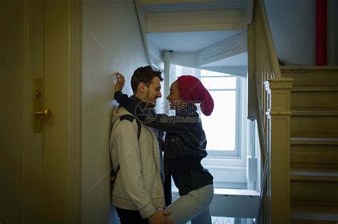在走廊亲吻的年轻夫妇高清图片下载-正版图片501822429-摄图网