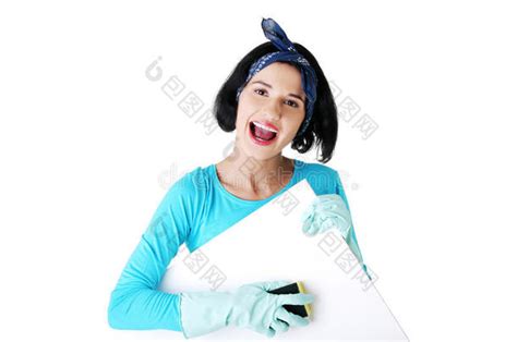 快乐的清洁女工在展示空白标牌-包图企业站