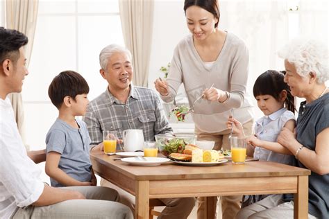 幸福的家庭吃早餐高清摄影大图-千库网