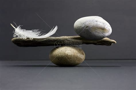 一根羽毛和一块石头同样平衡高清图片下载-正版图片503028975-摄图网