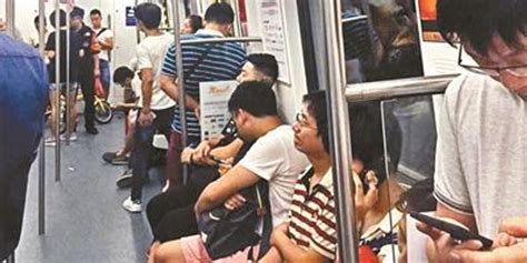 深圳地铁回应女士车厢男多女少:优先不等于专用_手机新浪网