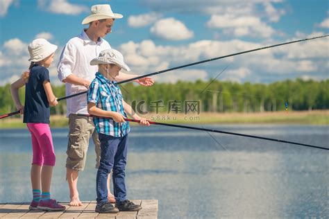 父亲和儿子一起钓鱼照片摄影图片_ID:161327094-Veer图库