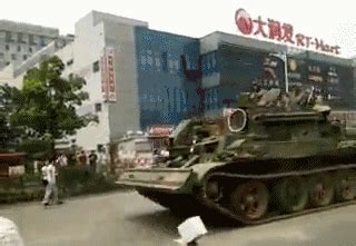 外媒：乌军“豹-2A6”与俄军T-80BV坦克交火视频流出，“画面首次出现”