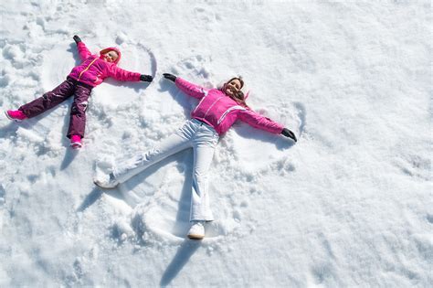 在雪地里快乐的年轻女人高清图片下载-正版图片501468525-摄图网