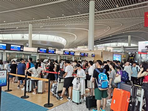 青岛机场单日最高旅客吞吐量达8.11万人次，创胶东国际机场启用以来最高纪录-青报网-青岛日报官网